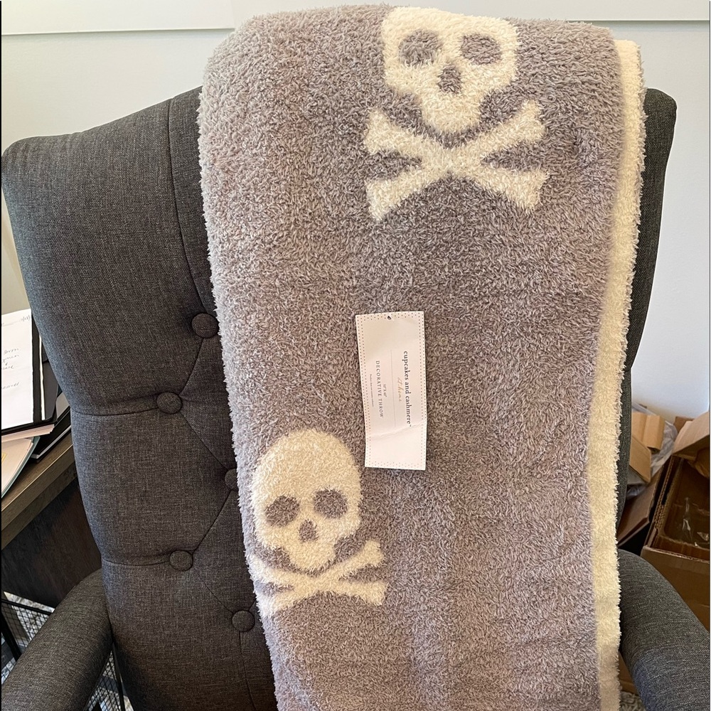 NWT Cupcakes and Cashmere Skull Blanket